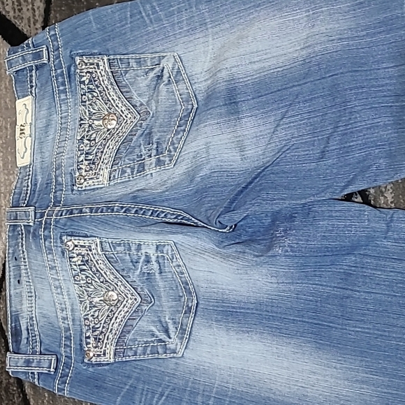 MISS ME SEQUINS EMBROIDERED MID-RISE EASY-FIT CROP DENIM JEAN - Picture 10 of 15